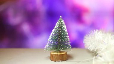 Oyuncak ağacı. Noel ağacı. Toplar ve çelenklerle süslenmiş güzel yeşil Noel ağacı. Karanlık odada parıldayan çelenklerle klasik yeşil yeni yıl ağacı. Noel arkaplanı