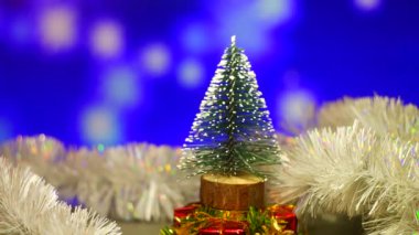 Oyuncak ağacı. Noel ağacı. Toplar ve çelenklerle süslenmiş güzel yeşil Noel ağacı. Karanlık odada parıldayan çelenklerle klasik yeşil yeni yıl ağacı. Noel arkaplanı
