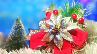 Noel süsü. Kırmızı Noel topları bir Noel ağacını süslüyor. Seçici odaklanma. Beyaz arka planda köknar dalları olan Noel süslemeleri gevezeleri.