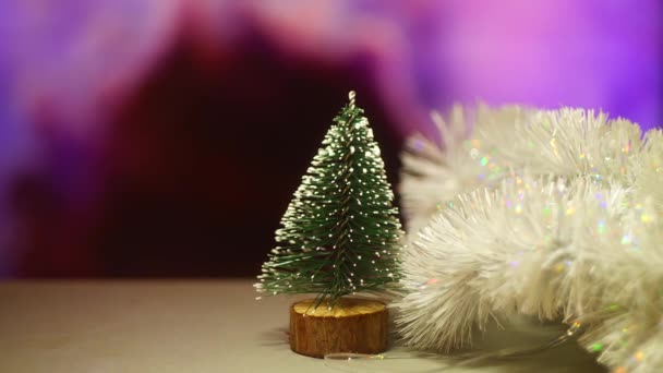 玩具树 圣诞树 美丽的绿色圣诞树 装饰着球和花环 经典的绿色圣诞树 在黑暗的房间里闪烁着灿烂的花环 圣诞节的内部背景 — 图库视频影像