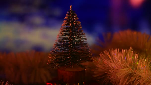 玩具树 圣诞树 美丽的绿色圣诞树 装饰着球和花环 经典的绿色圣诞树 在黑暗的房间里闪烁着灿烂的花环 圣诞节的内部背景 — 图库视频影像