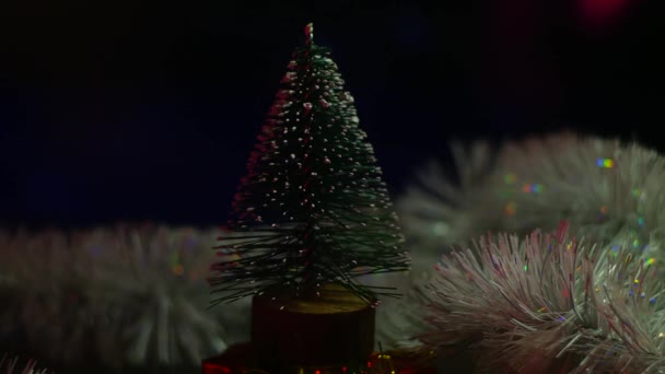 Leksaksträd Julgran Vacker Grön Julgran Dekorerad Med Bollar Och Kransar — Stockvideo