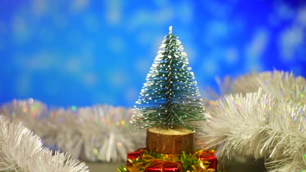 Speelgoedboom Kerstboom Mooie Groene Kerstboom Versierd Met Ballen Bloemenslingers Klassieke — Stockvideo