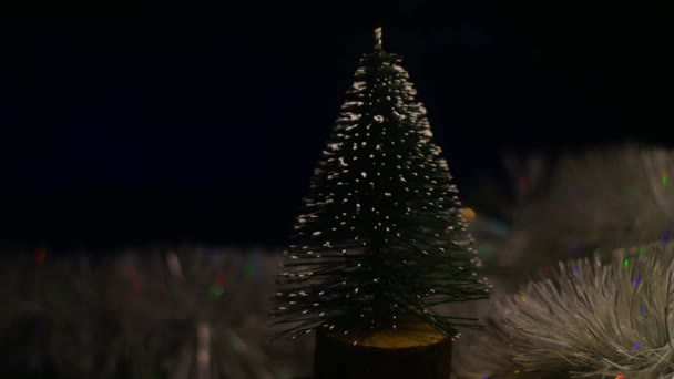 Legetøjstræ Juletræ Smukt Grønt Juletræ Dekoreret Med Bolde Kranser Klassisk – Stock-video