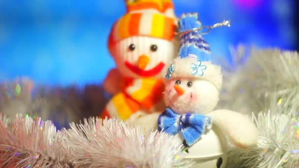 Παιχνίδι Χιονάνθρωπος Χριστουγεννιάτικος Χιονάνθρωπος Ευτυχισμένη Οικογένεια Χιονάνθρωπων Στο Χιόνι Χιονάνθρωπος — Αρχείο Βίντεο