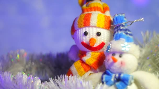 Παιχνίδι Χιονάνθρωπος Χριστουγεννιάτικος Χιονάνθρωπος Ευτυχισμένη Οικογένεια Χιονάνθρωπων Στο Χιόνι Χιονάνθρωπος — Αρχείο Βίντεο