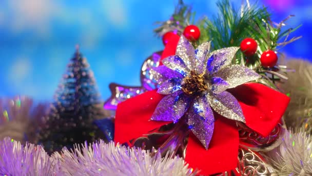 クリスマスの装飾 赤いクリスマスボールはクリスマスツリーを飾る 選択的な焦点 白い背景にモミの枝を持つクリスマスの装飾のベビーカー — ストック動画