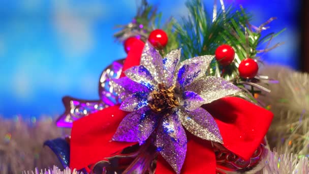 クリスマスの装飾 赤いクリスマスボールはクリスマスツリーを飾る 選択的な焦点 白い背景にモミの枝を持つクリスマスの装飾のベビーカー — ストック動画