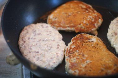 Tavadaki gözlemeler. Fırında kızartma tavası. Tavada yanmış krep. Mans Hand krepi diğer tarafa çeviriyor. Pankekin yandığını gördüğünde oyalanıyor..