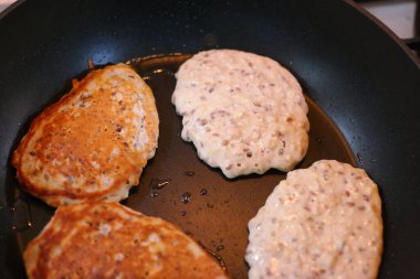 Tavadaki gözlemeler. Fırında kızartma tavası. Tavada yanmış krep. Mans Hand krepi diğer tarafa çeviriyor. Pankekin yandığını gördüğünde oyalanıyor..