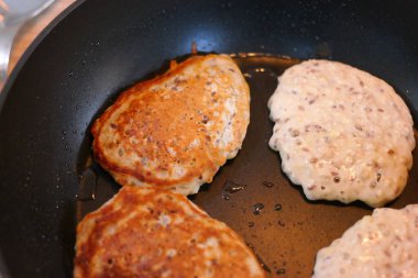 Tavadaki gözlemeler. Fırında kızartma tavası. Tavada yanmış krep. Mans Hand krepi diğer tarafa çeviriyor. Pankekin yandığını gördüğünde oyalanıyor..