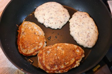 Tavadaki gözlemeler. Fırında kızartma tavası. Tavada yanmış krep. Mans Hand krepi diğer tarafa çeviriyor. Pankekin yandığını gördüğünde oyalanıyor..