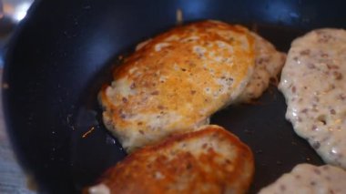 Tavadaki gözlemeler. Fırında kızartma tavası. Tavada yanmış krep. Mans Hand krepi diğer tarafa çeviriyor. Pankekin yandığını gördüğünde oyalanıyor..