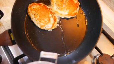 Tavadaki gözlemeler. Fırında kızartma tavası. Tavada yanmış krep. Mans Hand krepi diğer tarafa çeviriyor. Pankekin yandığını gördüğünde oyalanıyor..