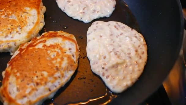 Pancake Dalam Panci Menggoreng Pan Stove Pancake Terbakar Pada Pan — Stok Video