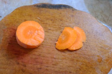 Havuç kesmek. Dilimlenmiş havuç, havuç pastırması pişirmek için masanın üzerindedir. Vejetaryen yemeği, et değiştirme, sebze proteini. Ev mutfağı. evde yemek pişirmek
