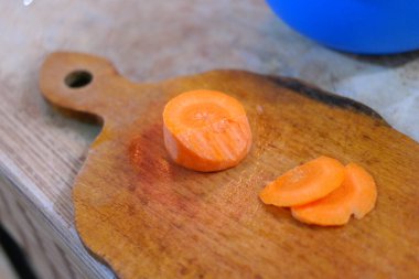 Havuç kesmek. Dilimlenmiş havuç, havuç pastırması pişirmek için masanın üzerindedir. Vejetaryen yemeği, et değiştirme, sebze proteini. Ev mutfağı. evde yemek pişirmek
