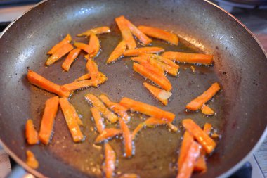 Havuçları dilimlere ayırmak. Tavada kızarmış havuç. Tavada dilimlenmiş havuç ve soğan. Zeytinyağlı tavada çiğ havuç şeritleri. Kızartmaya hazır olun. Havuç şeritleri ya da soğanlı jülyen.