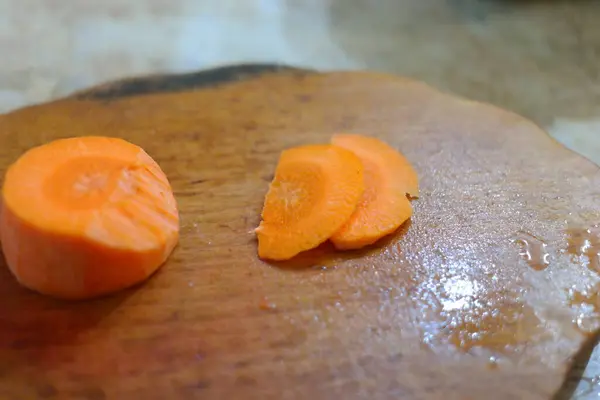 Нарізати Моркву Нарізана Морква Столі Приготування Морквяного Бекону Вегетаріанська Їжа — стокове фото