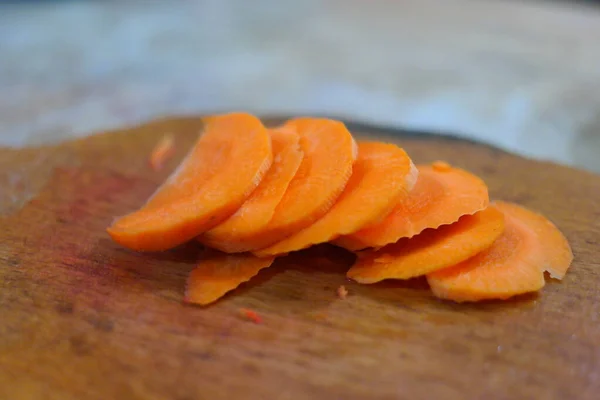 切胡萝卜 切碎的胡萝卜放在桌子上烹调胡萝卜咸肉 肉类代用品 植物蛋白 家厨房 在家做饭 — 图库照片