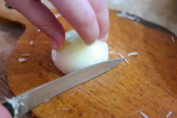 Krojenie Cebuli Ręce Szefa Kuchni Nożem Krojącym Cebulę Drewnianej Desce — Zdjęcie stockowe