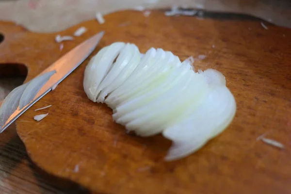 Krojenie Cebuli Ręce Szefa Kuchni Nożem Krojącym Cebulę Drewnianej Desce — Zdjęcie stockowe