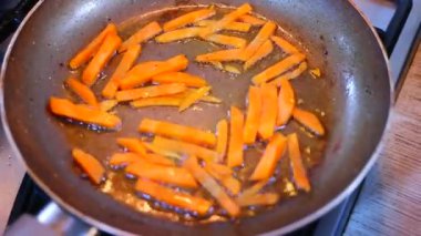 Havuçları dilimlere ayırmak. Tavada kızarmış havuç. Tavada dilimlenmiş havuç ve soğan. Zeytinyağlı tavada çiğ havuç şeritleri. Kızartmaya hazır olun. Havuç şeritleri ya da soğanlı jülyen.