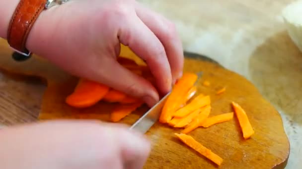 Нарізати Моркву Нарізана Морква Столі Приготування Морквяного Бекону Вегетаріанська Їжа — стокове відео