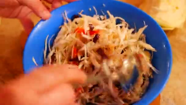 コレスローを料理する 白キッチンテーブルの背景に食材料理と白キャベツサラダのコロー トップビュー コピースペース キャベツサラダコールスロー野菜健康的な食事食品 — ストック動画