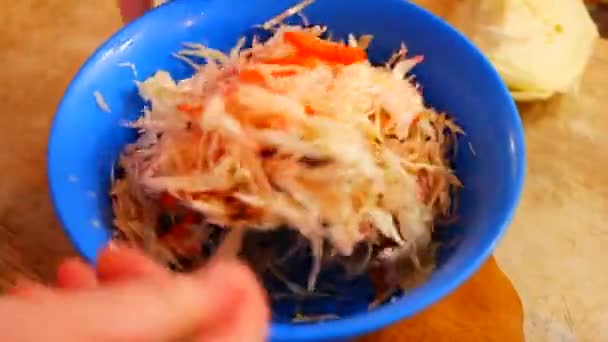 Krojenie Cebuli Ręce Szefa Kuchni Nożem Krojącym Cebulę Drewnianej Desce — Wideo stockowe