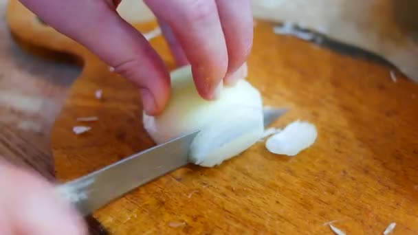 Krojenie Cebuli Ręce Szefa Kuchni Nożem Krojącym Cebulę Drewnianej Desce — Wideo stockowe