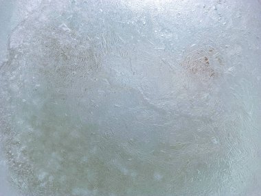 Buz dokusu. Donmuş su. Sudaki hava kabarcıkları. Sudaki donmuş hava. Şeffaf buz kristalleri doku çatlağı arka planı. Kış dönemi. Soyut kış geçmişi. Doku arkaplanı.