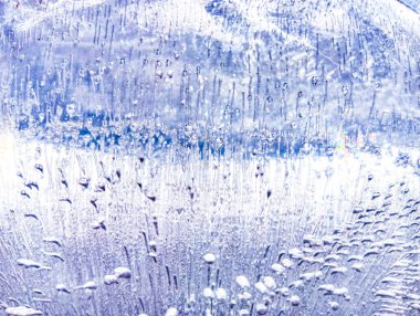 Buz dokusu. Donmuş su. Sudaki hava kabarcıkları. Sudaki donmuş hava. Şeffaf buz kristalleri doku çatlağı arka planı. Kış dönemi. Soyut kış geçmişi. Doku arkaplanı.