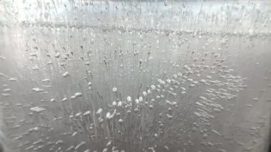 Buz dokusu. Donmuş su. Sudaki hava kabarcıkları. Sudaki donmuş hava. Şeffaf buz kristalleri doku çatlağı arka planı. Kış dönemi. Soyut kış geçmişi. Doku arkaplanı.