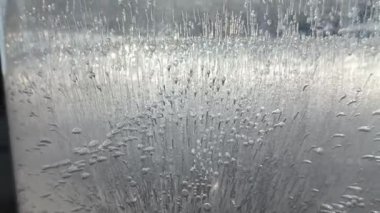 Buz dokusu. Donmuş su. Sudaki hava kabarcıkları. Sudaki donmuş hava. Şeffaf buz kristalleri doku çatlağı arka planı. Kış dönemi. Soyut kış geçmişi. Doku arkaplanı.