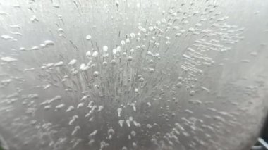 Buz dokusu. Donmuş su. Sudaki hava kabarcıkları. Sudaki donmuş hava. Şeffaf buz kristalleri doku çatlağı arka planı. Kış dönemi. Soyut kış geçmişi. Doku arkaplanı.