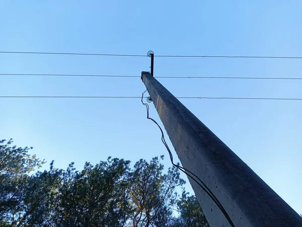 Güç Direği Arka Planında Kablolar Fişler Olan Eski Bir Elektrik — Stok fotoğraf