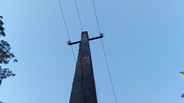 パワー ポール 空の背景にプラグとワイヤを持つ古い電柱の上 古い電柱を閉じてください セラミックパワーインシュレーター磁器インシュレーターラインスタンドインシュレーター — ストック動画