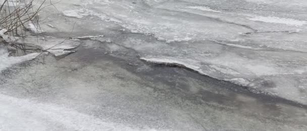 Gelo Rio Rio Congelado Paisagem Natural Com Rio Inverno Banco — Vídeo de Stock