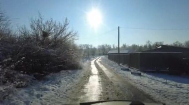 Arabanın içinde. Kötü bir yolda araba kullanmak. Asfaltta delikler var. Şoför kullanıyor. Birinci şahıs görüşü. Yolculuk. Bulutlu bir günde trafikte sürücü kötü hava koşullarında fırtına sırasında