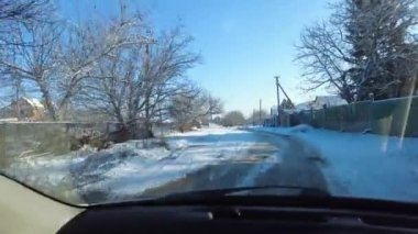 Arabanın içinde. Kötü bir yolda araba kullanmak. Asfaltta delikler var. Şoför kullanıyor. Birinci şahıs görüşü. Yolculuk. Bulutlu bir günde trafikte sürücü kötü hava koşullarında fırtına sırasında