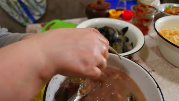 鱼清洗 Gobiidae 鱼缸里的鱼 厨师为市场准备了白生鱼片 鱼片和鱼腰都是用刀从整个鳕鱼身上割下来的 Gobiformes — 图库视频影像