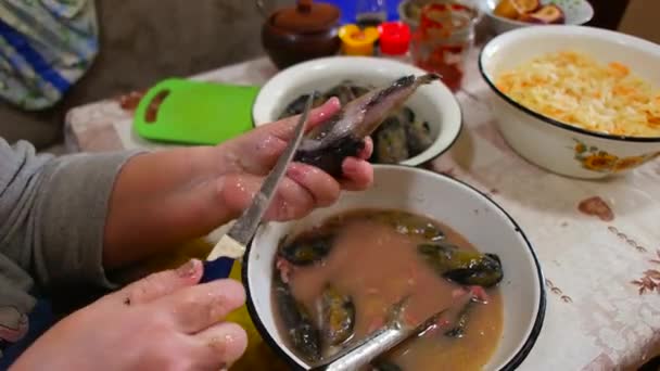 Limpieza Peces Gobiidae Cocinar Pescado Pescado Tazón Cocina Casera Chef — Vídeos de Stock