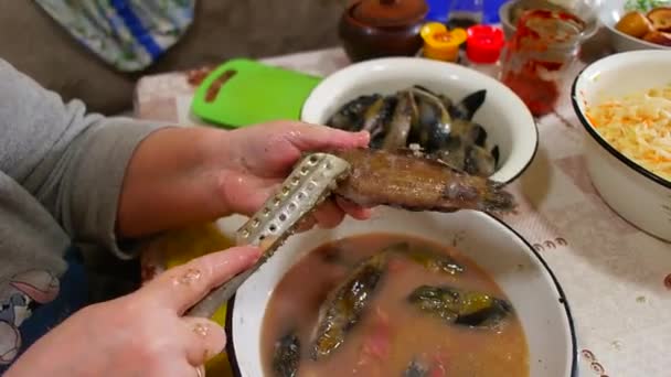 Pulizia Del Pesce Gobiidae Cucinare Pesce Pesce Una Ciotola Cucina — Video Stock