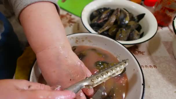 Limpeza Peixes Gobiidae Cozinhar Peixe Peixe Uma Tigela Cozinhar Casa — Vídeo de Stock