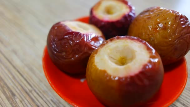 Ψητά Μήλα Ψητά Μήλα Γεμιστά Κέικ Τυριού Και Καραμέλα Ψημένο — Αρχείο Βίντεο