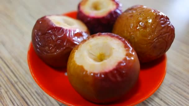 Maçãs Assadas Maçãs Assadas Recheadas Com Bolo Queijo Caramelo Maçã — Vídeo de Stock