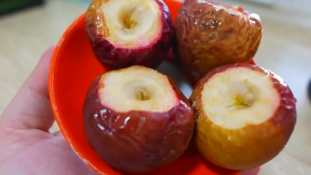 Ψητά Μήλα Ψητά Μήλα Γεμιστά Κέικ Τυριού Και Καραμέλα Ψημένο — Αρχείο Βίντεο