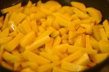 Kızarmış patatesler eski bir tavada. Patates. Ayçiçeği yağında patates kızartması. Patatesleri et ve baharatla iştah açıcı olarak tavada kızartıyorlar. Besleyici ev yemekleri için reçeteler