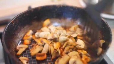 Tavada kızarmış mantar. Kızarmış mantar. Ev mutfağı. Kızarmış mantar, şampiyonlar doğranmış yeşil dereotu serpiştirilir. Ev mutfağı. Seçici odaklanma. Doğranmış mantarlara yakın çekim,